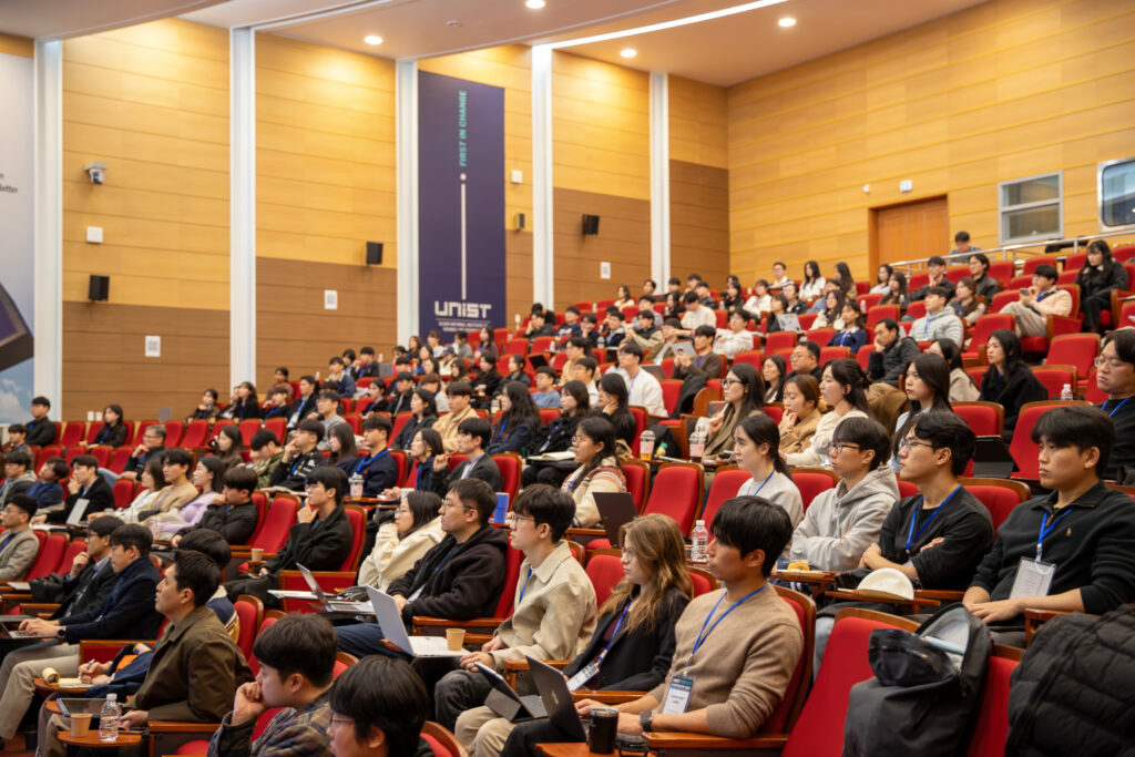 The '1st UNIST Electrochemistry Pioneer Symposium (UEPS 2025), which took place at UNIST from November 13-14, brought together world-renowned scientists, industry innovators, and emerging scholars.