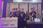 사진-UNIST-정임두-교수왼쪽에서-네-번째의-세이프엔젤-팀이-AI-챔피언-대회-기술소개-부스에서-기념촬영을-하고-있다-1.jpeg