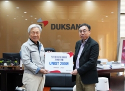 Duksan Group Honorary Chairman Junho Lee Donates 200 Copies of His Life’s Work to UNIST