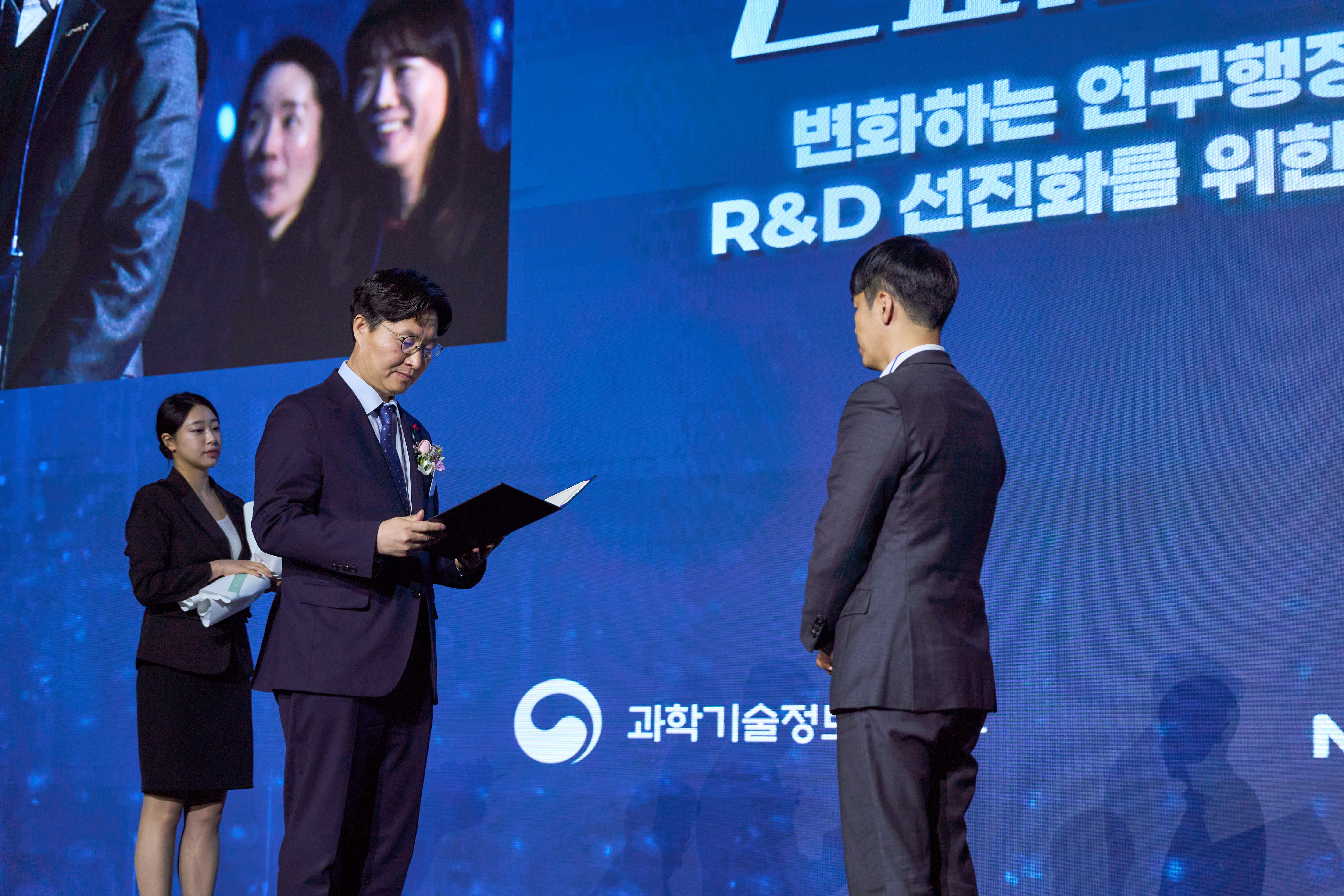 Kwangho Lee, Head of the Research Planning Team at UNIST, is presented with the commendation by the Vice Prime Minister and Minister of Science and ICT during the 2025 Research Administration Conference. | Image credit: Ministry of Science and ICT