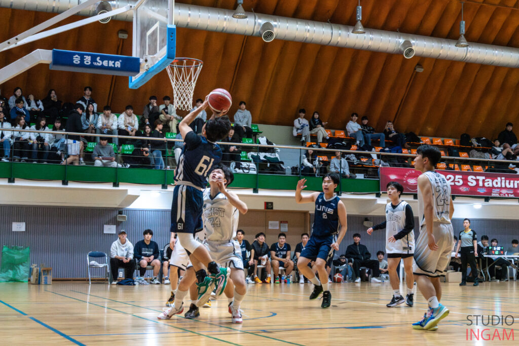 Despite a close defeat, UNIST Basketball team 'UNIS' delivered a determined performance despite a close loss. l Image Credit: Studio INGAM