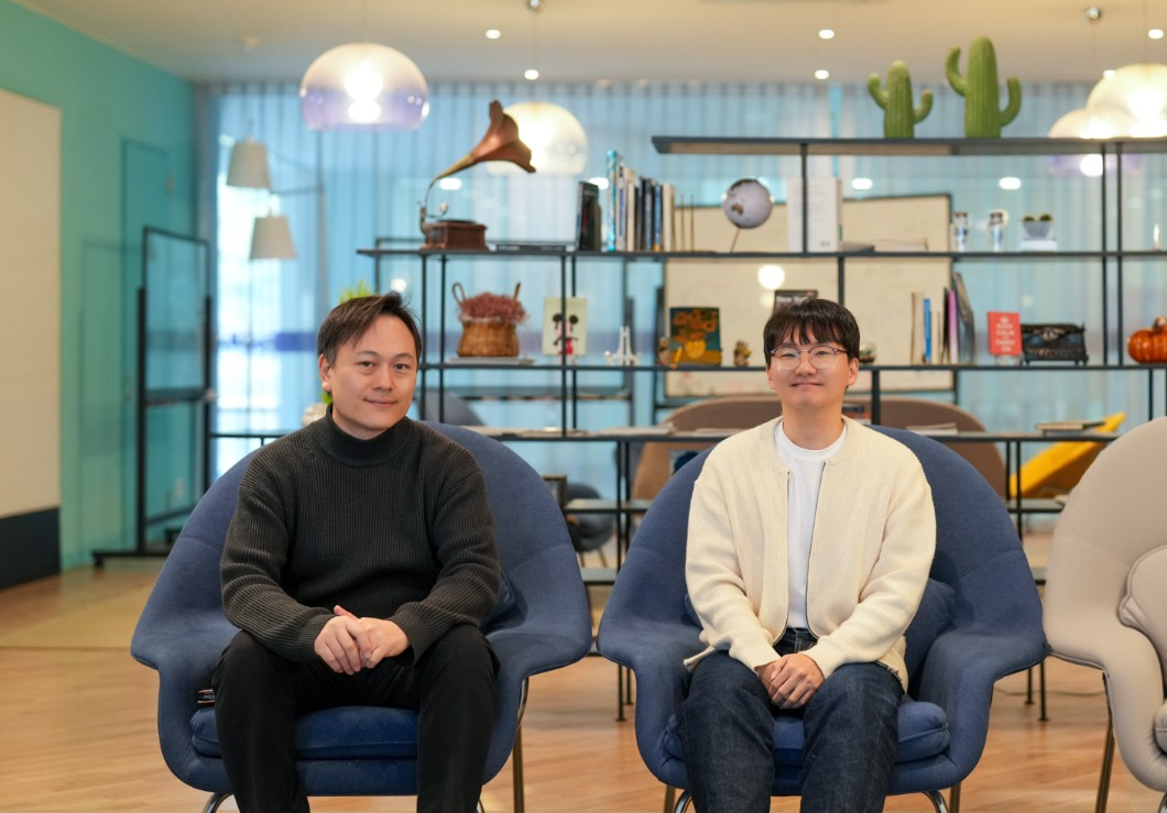 From left are Professor Hyunchul Oh and Dr. Joohan Nam from the Department of Chemistry at UNIST.