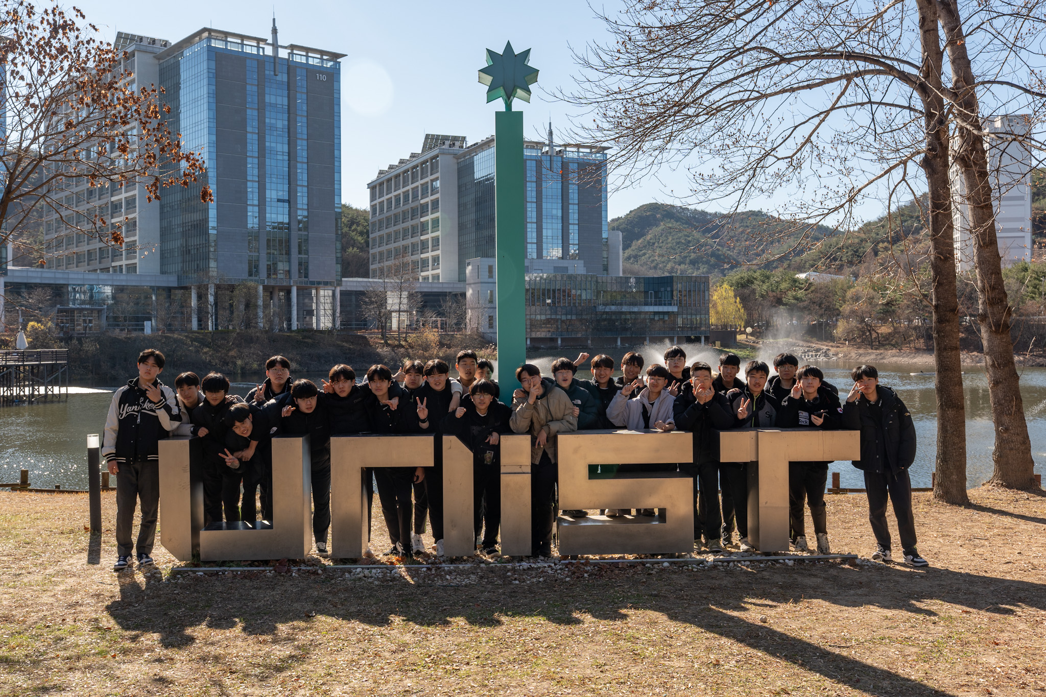 Students from Sajik Middle School in Busan visited UNIST for the One-Day STEM Science Exploration Program.