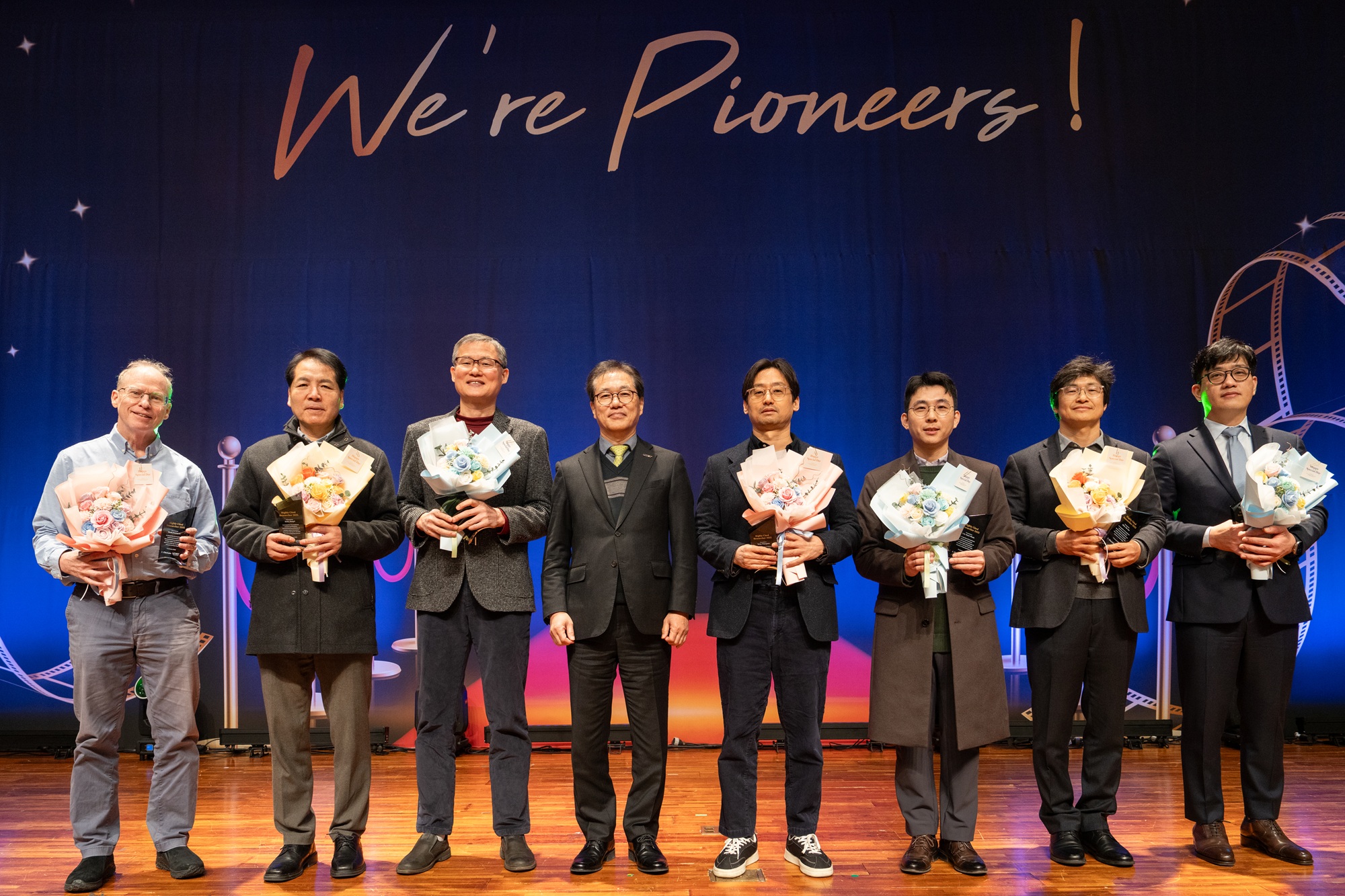 Above are the UNIST faculty members named to the 2025 list of Highly Cited Researchers (HCR).