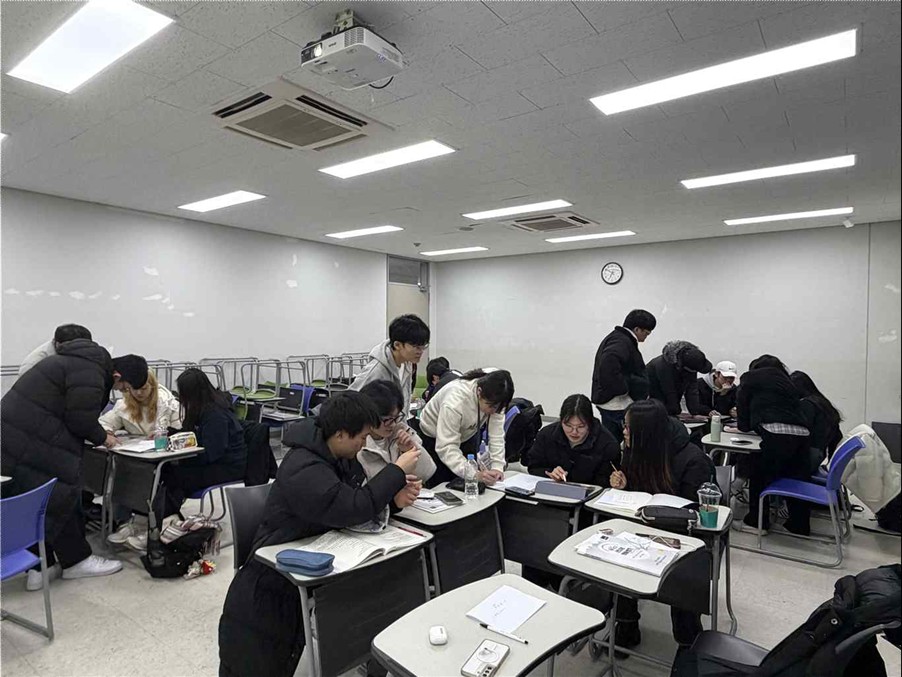 2026년-신입생-영어캠프_사진3_TA활동