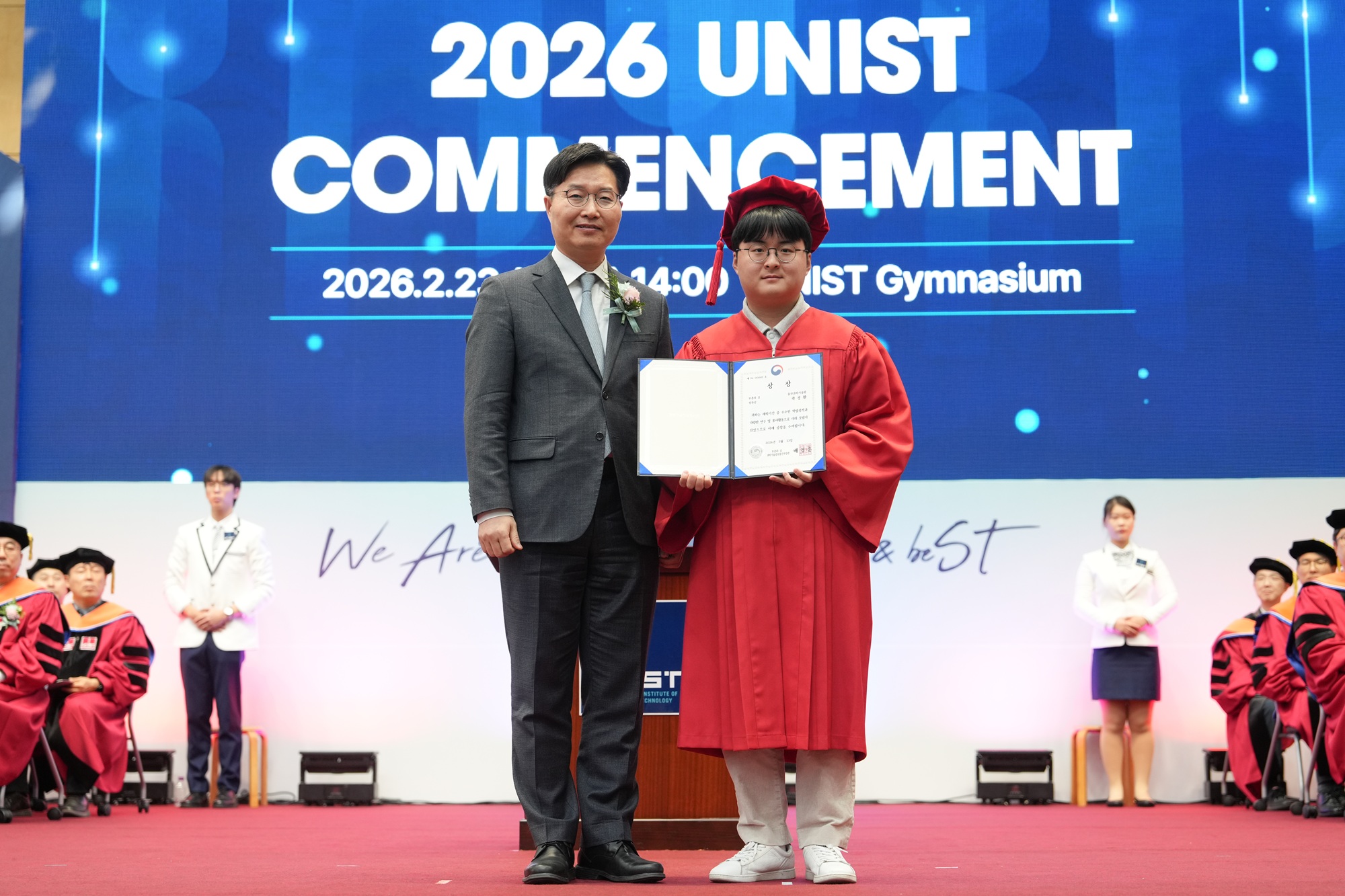 From left are First Vice Minister Hyuk Chae Koo of MSIT and KyeongHwan Gwak from the Department of Computer Science and Engineering, this year's recipient of Deputy Prime Minister & Minister of Science and ICT Award.