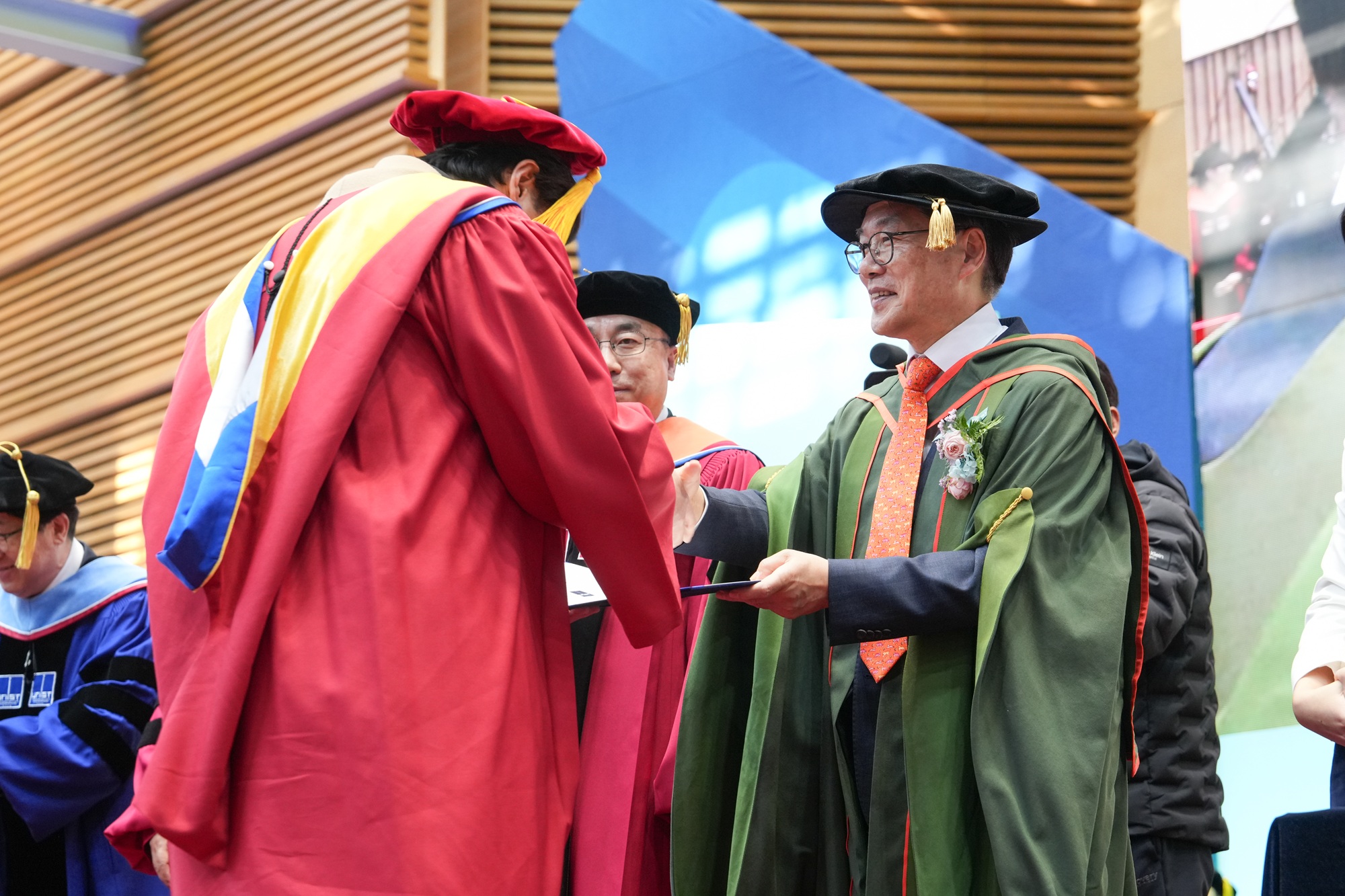At the ceremony, President Chong Rae Park conferred 202 doctoral degrees, 334 master's degrees, and 347 bachelor's degree holders.
