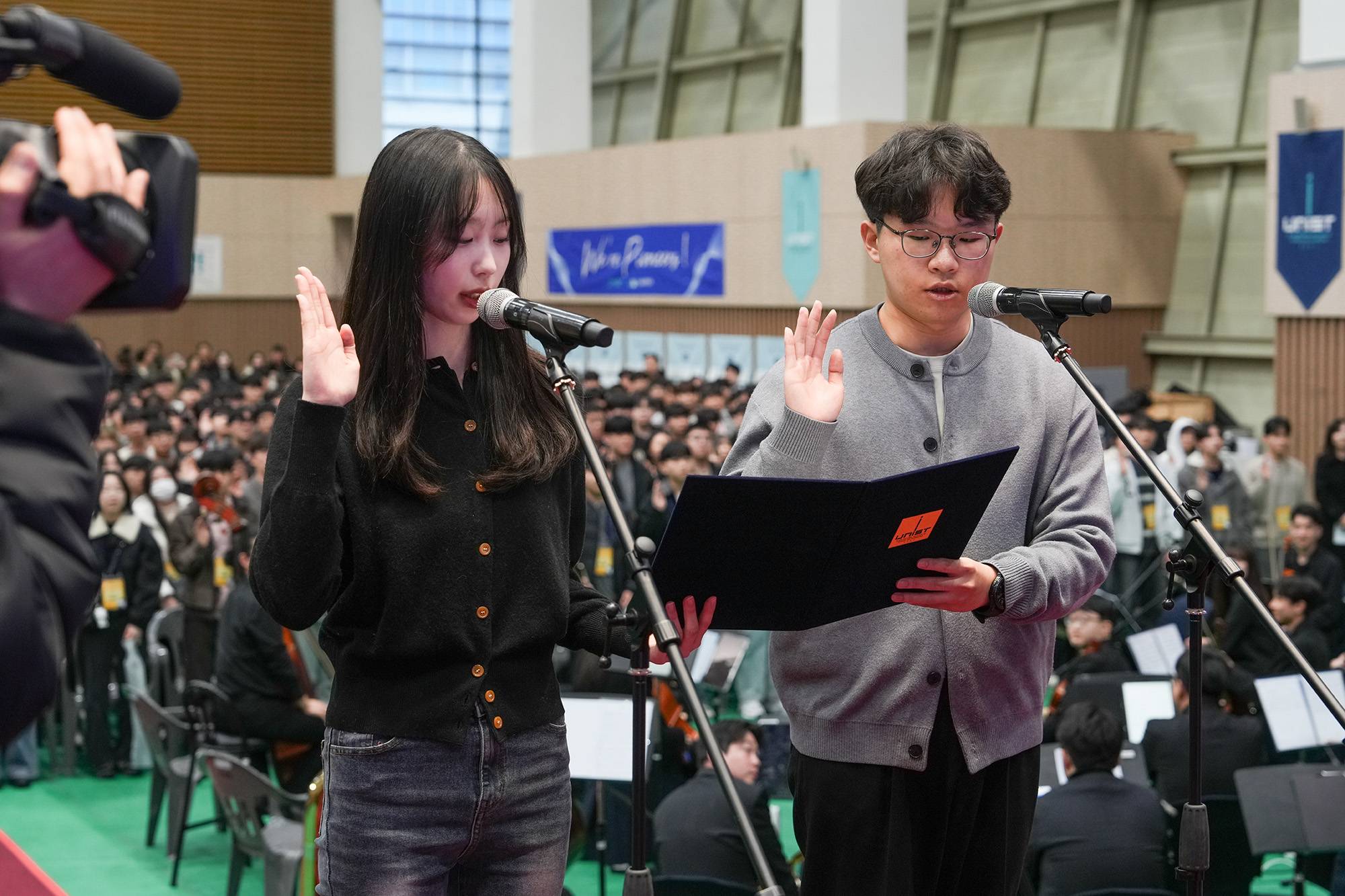Freshmen EunSeo Cho and DoYun Geum delivered the Oath of Freshmen on behalf of the incoming class, pledging their commitment as new UNISTars and reaffirming their dedication to intellectual growth and integrity.