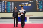 사진-김건호-리센스메디컬-대표오른쪽가-코스닥-상장패를-수여받고-기념-촬영하고-있다-2.jpg