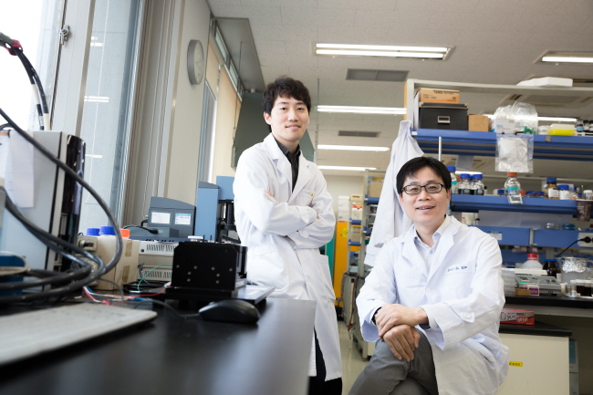 Prof. Byeong-Su Kim (right) and his researcher Kiyoung Jo (left), posing in the lab at UNIST